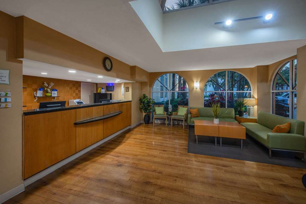 La Quinta Inn & Suites by Wyndham Deerfield Beach I 95 - photo 11