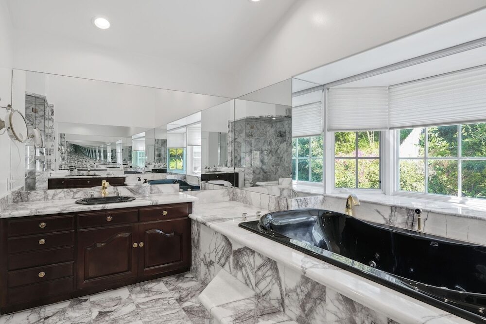 Hollywood Hills Upscale - photo 2
