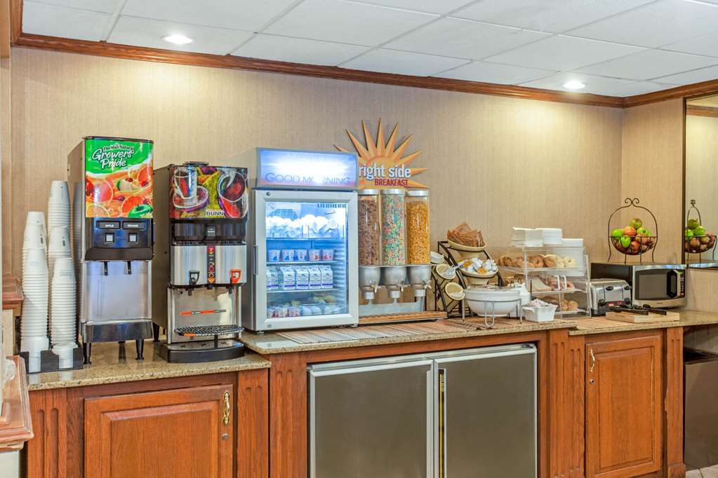 La Quinta Inn by Wyndham Milwaukee Airport Oak Creek - photo 36