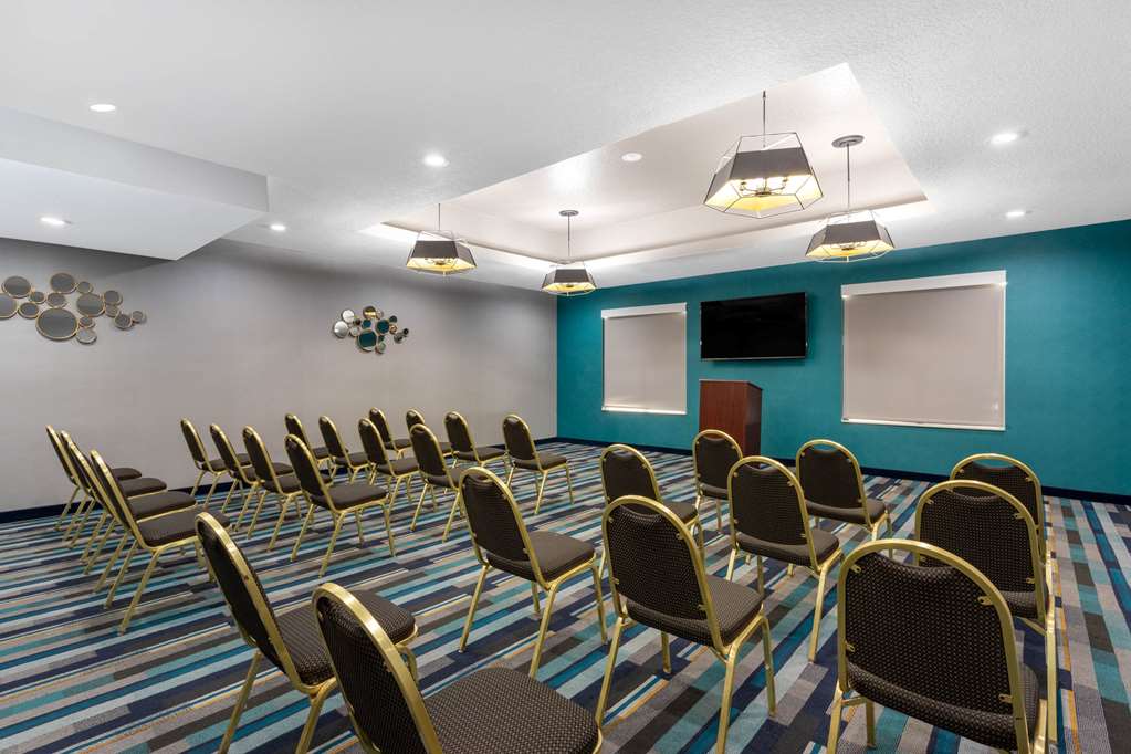 La Quinta Inn & Suites by Wyndham Tampa Central - photo 24