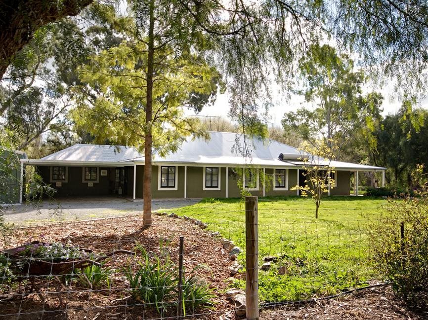 One Tree Bed and Breakfast — 4-Star Luxury Hotel in Auburn, Australia