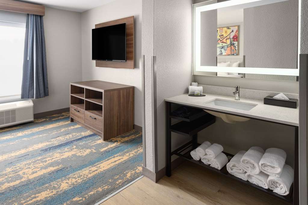 La Quinta Inn & Suites by Wyndham Memphis I 240 - photo 30