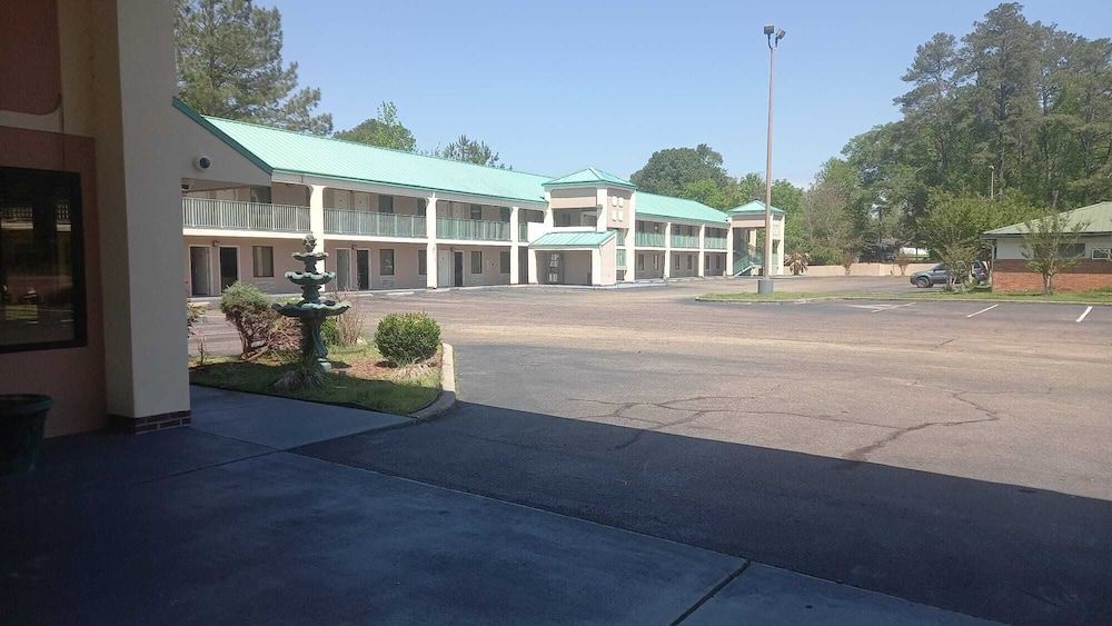 Traveler Inn and Suites - photo 14