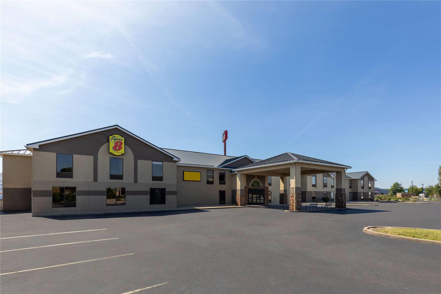 Super 8 by Wyndham Shepherdsville Louisville South I65 - photo 2
