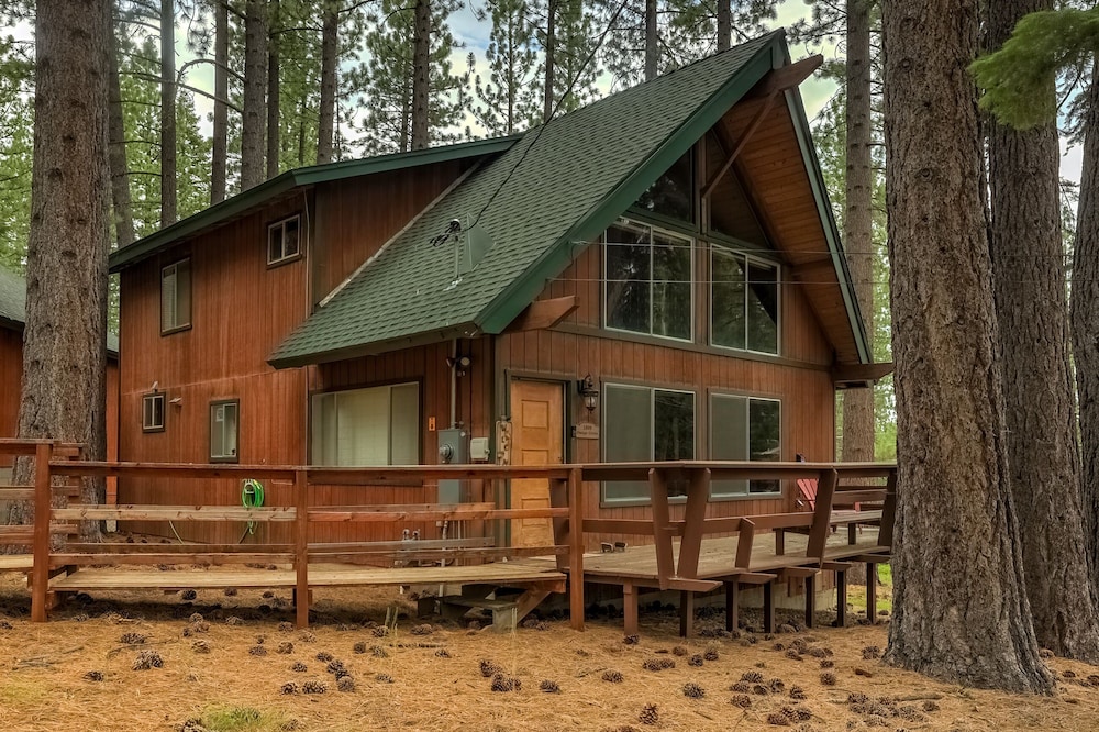 Woodland Escape Cute Little Cabin in the Woods — 4-Star Luxury Hotel in South Lake Tahoe, United States