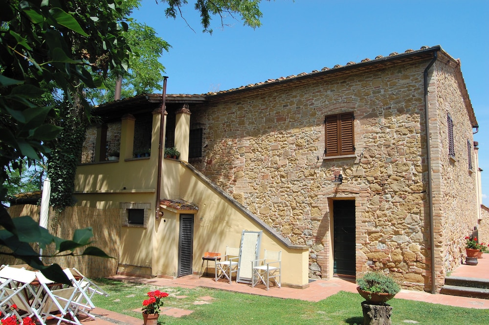 Comiti Farmhouse Apt. Buonarroti — 4-Star Luxury Hotel in Montaione, Italy