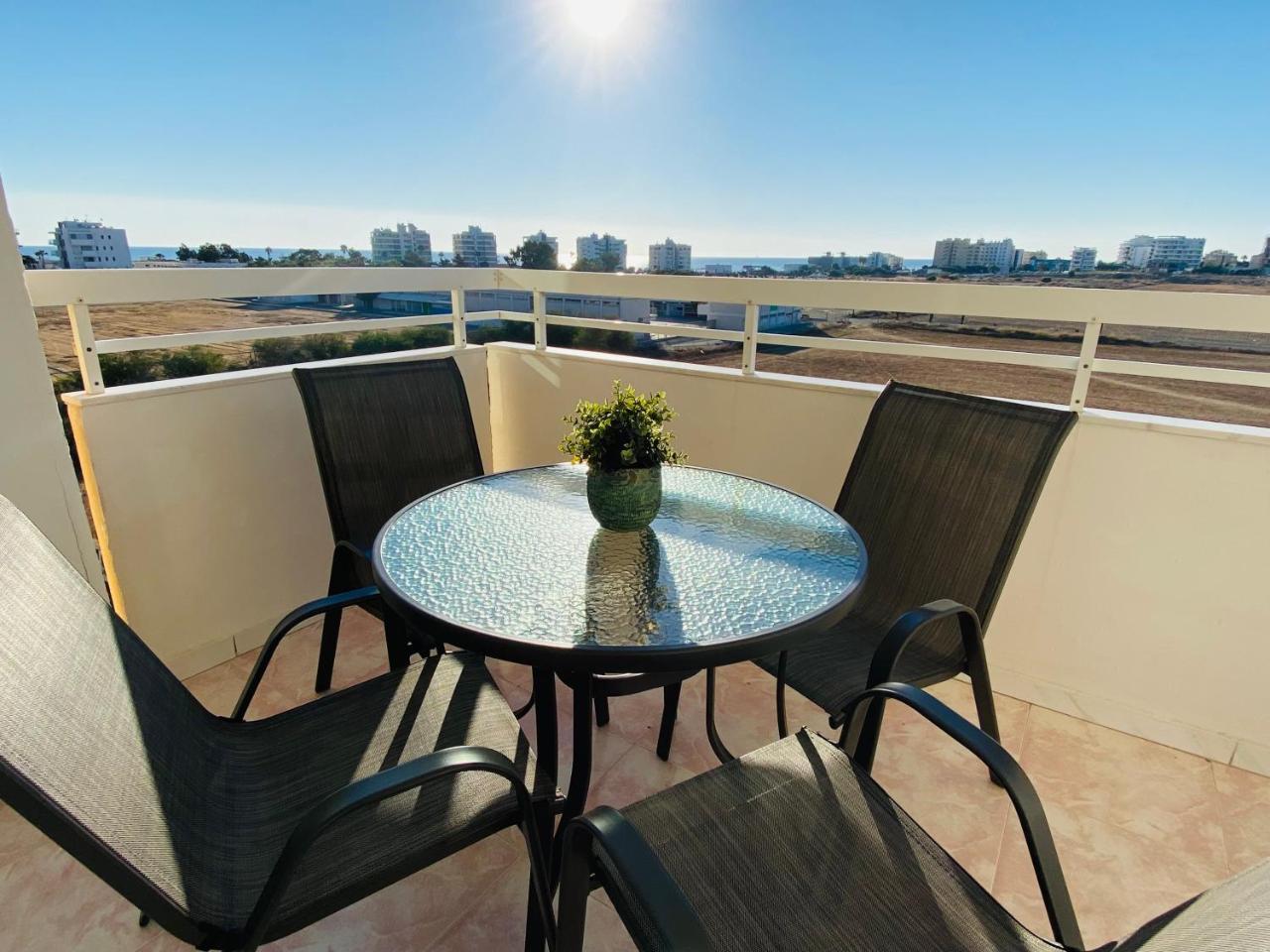 Sunny 2 Br Apartment in Mackenzie