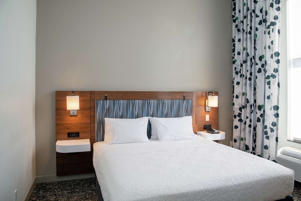 Hampton Inn & Suites Los Angeles Sherman Oaks - photo 14