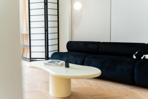 Yi Du Home with City View Family Suite 500m to Nanjing West Rd Near People's Square Credit Cards Accepted — 4-Star Luxury Hotel in Shanghai, People's Republic of China