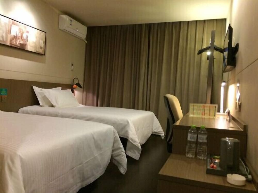 Jinjiang Inn Select Chifeng Railway Station — hotel in Chifeng