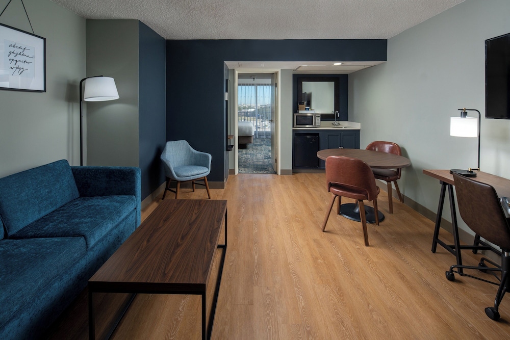 Four Points by Sheraton Suites Tampa Airport Westshore - photo 14