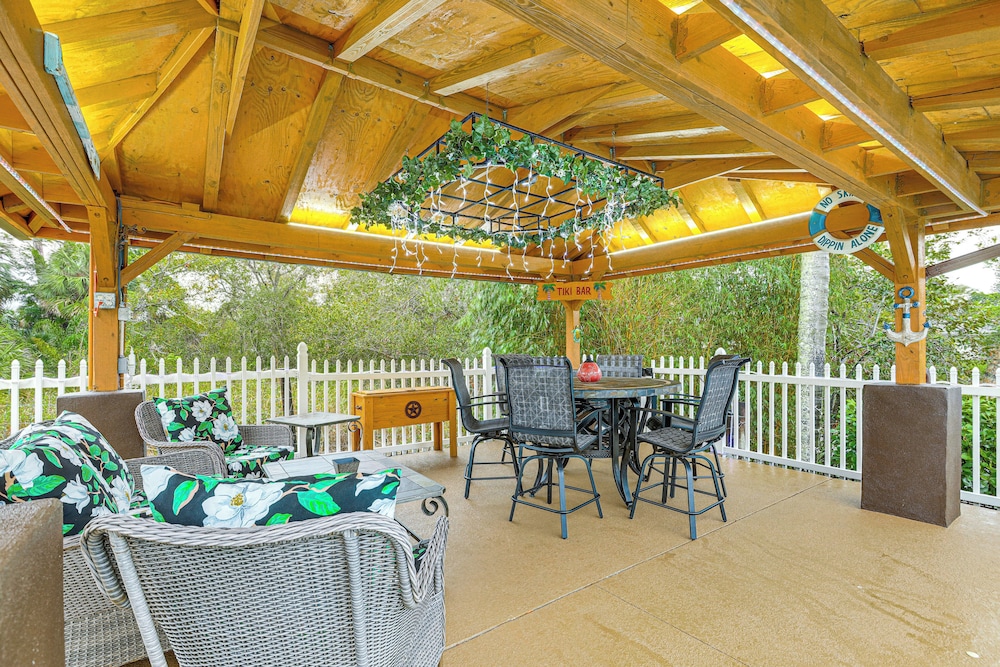 Riverfront House in Port St Lucie with Pool and Dock — 4-Star Luxury Hotel in River Park, United States