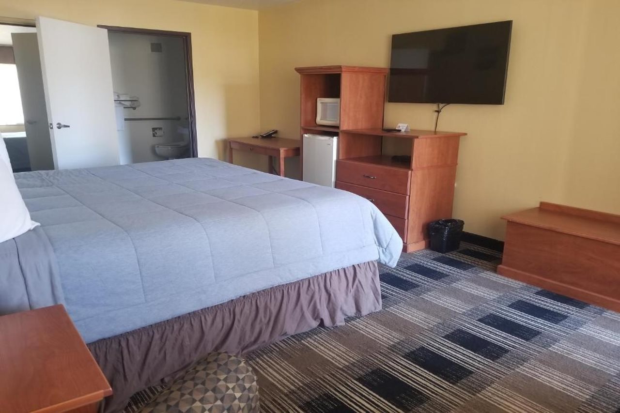Oakridge Inn & Suites - photo 4