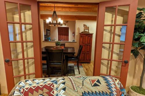 Enchanted Casita with Private Outdoor Hot Tub and Patio Near Santa Fe Plaza Sleeps 4 with free parking — 4-Star Luxury Hotel in Santa Fe, United States