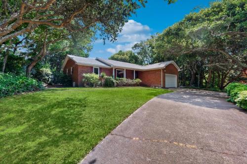 Coastal home close to beach and local attractions — 4-Star Luxury Hotel in Pine Knoll Shores, United States