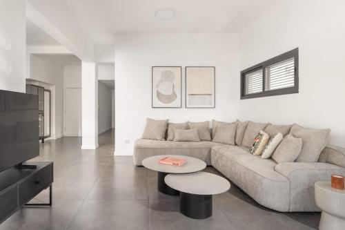 Calm and Spacious 3BDR near Bograshov Beach — 4-Star Luxury Hotel in Tel Aviv, Israel