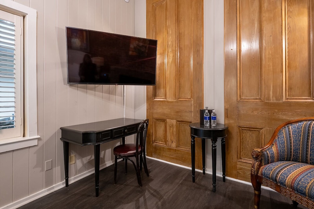 French Quarter Suites Hotel - photo 3