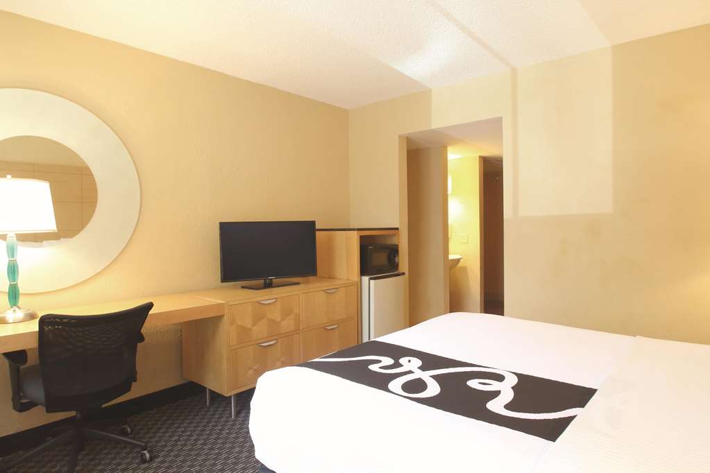La Quinta Inn & Suites by Wyndham Coral Springs South - photo 18