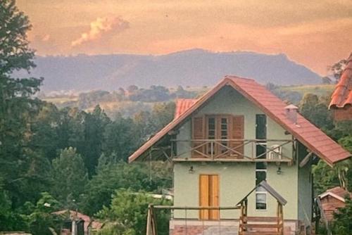 Chalé rústico no bosque jacuzzi lareira e ar in Sao Pedro, Brasil