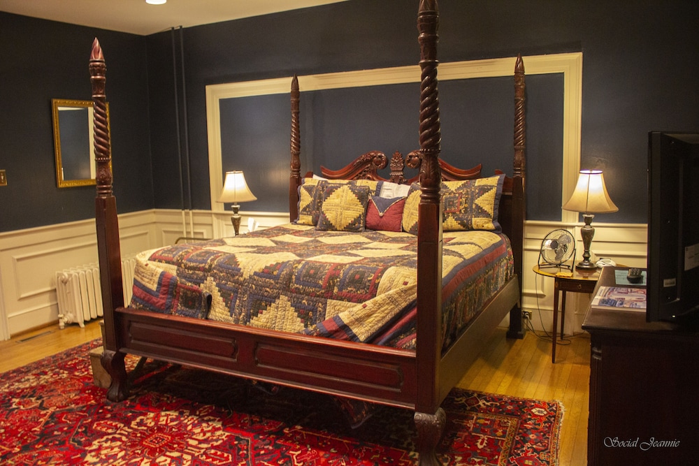 Inn at Lincoln Square - photo 9