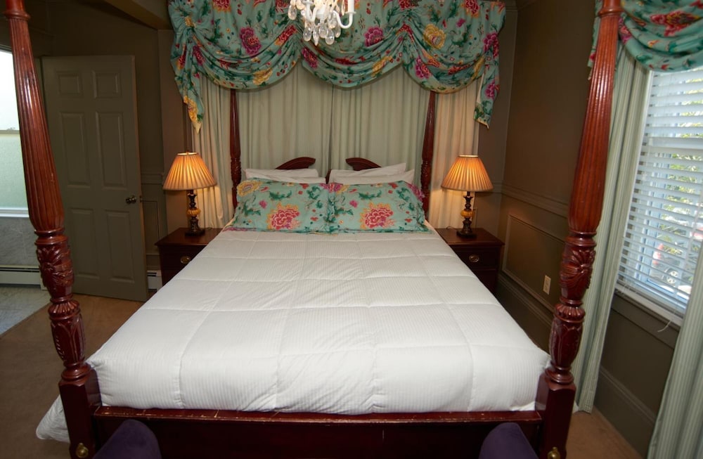 Bellevue Manor - photo 21