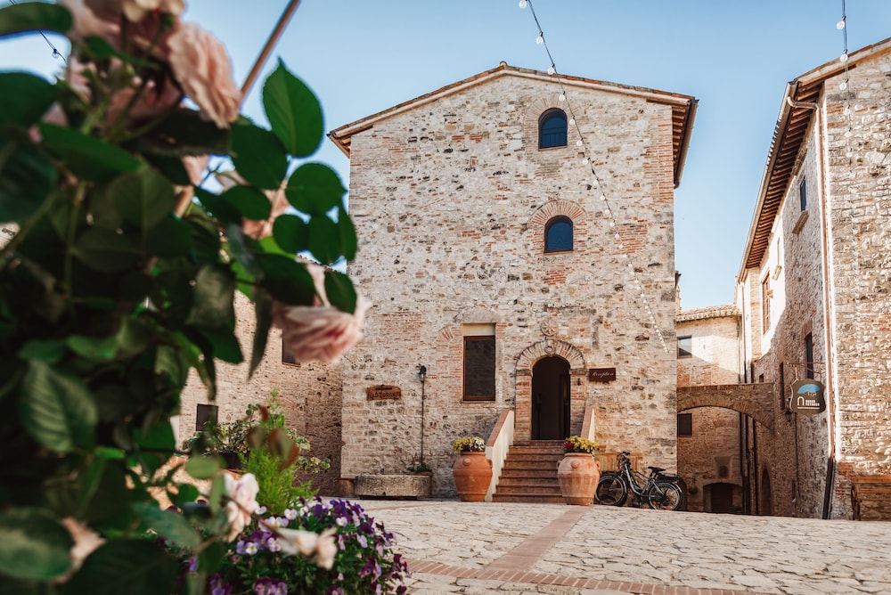 Borgo Petroro - carbon neutral hotel in Todi