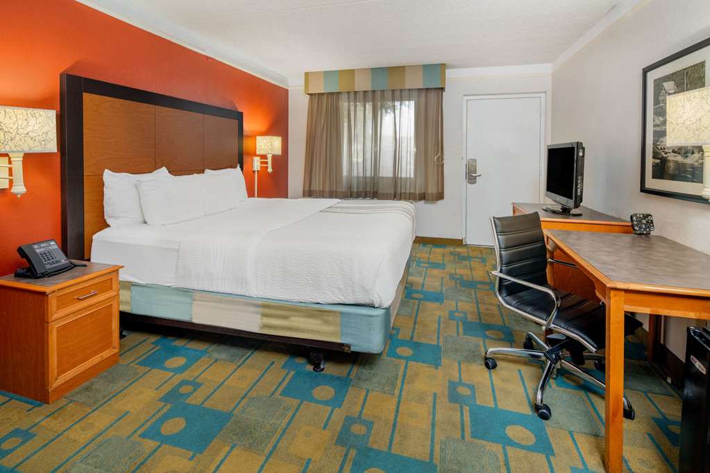 La Quinta Inn & Suites by Wyndham Irvine Spectrum - photo 16