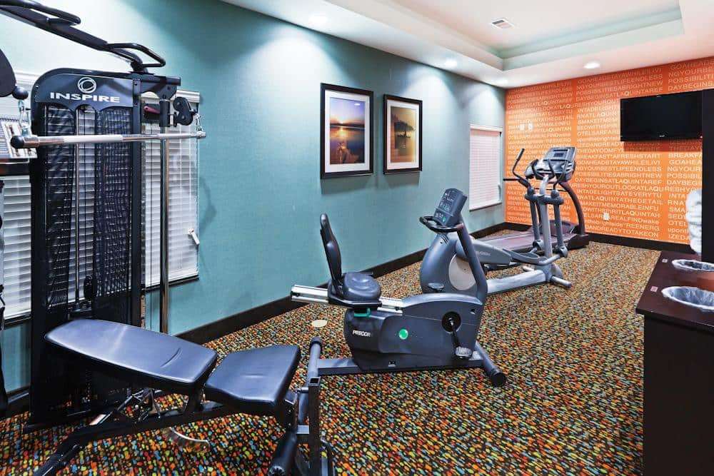 La Quinta Inn & Suites by Wyndham Tulsa Catoosa Route 66 - photo 9