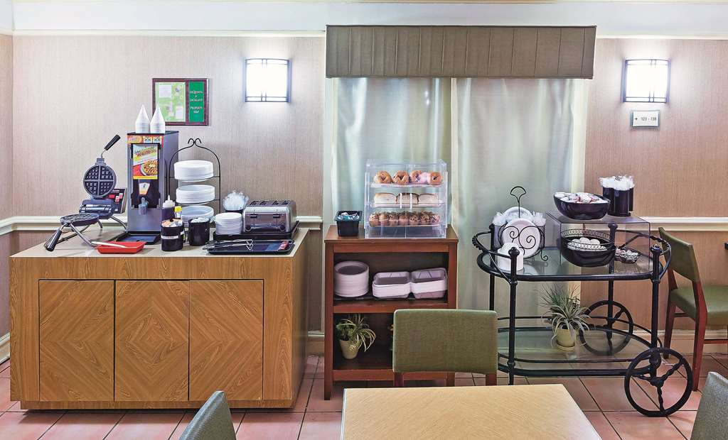 La Quinta Inn by Wyndham San Antonio Lackland - photo 25