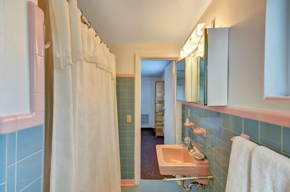 The Surf Beach Motel - photo 8