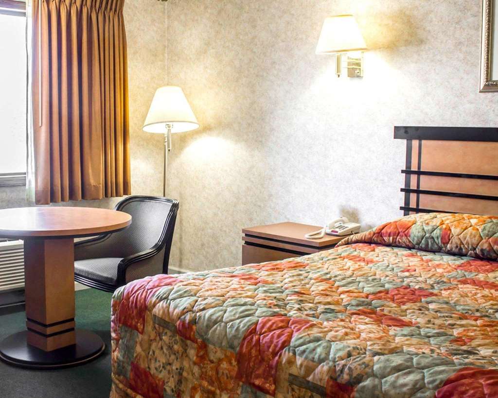 Econo Lodge Inn & Suites Colonie Center Mall - photo 19