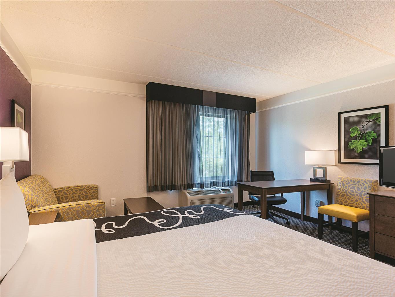 La Quinta Inn & Suites by Wyndham Atlanta Alpharetta - photo 16