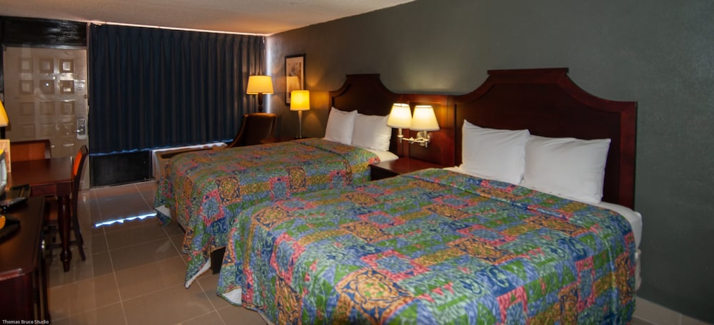Express Inn & Suites 5 Miles from St Petersburg Clearwater Airport - photo 7