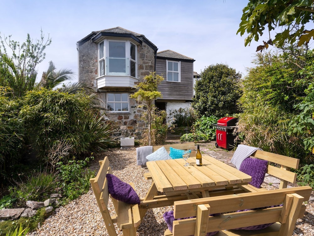Ayr Farmhouse — 4-Star Luxury Hotel in St Ives, United Kingdom