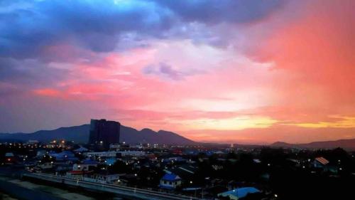 Sunset Mountain View Condo Close to Beach and Mall With Laundry & Smart TV A14 — 4-Star Luxury Hotel in Hua Hin, Thailand