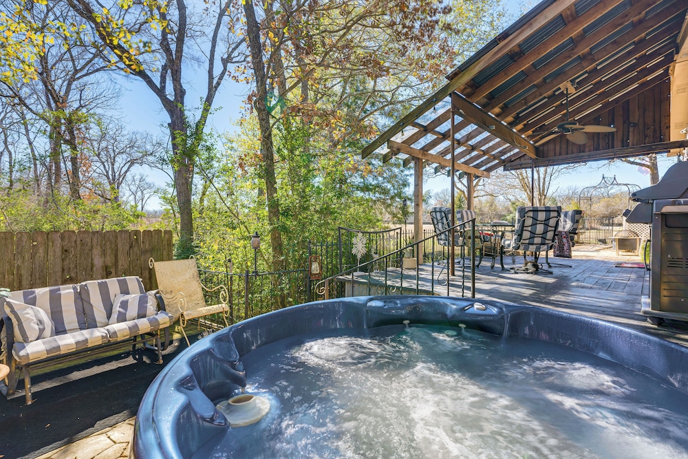 College Station Getaway With Hot Tub And Courtyard — College Station