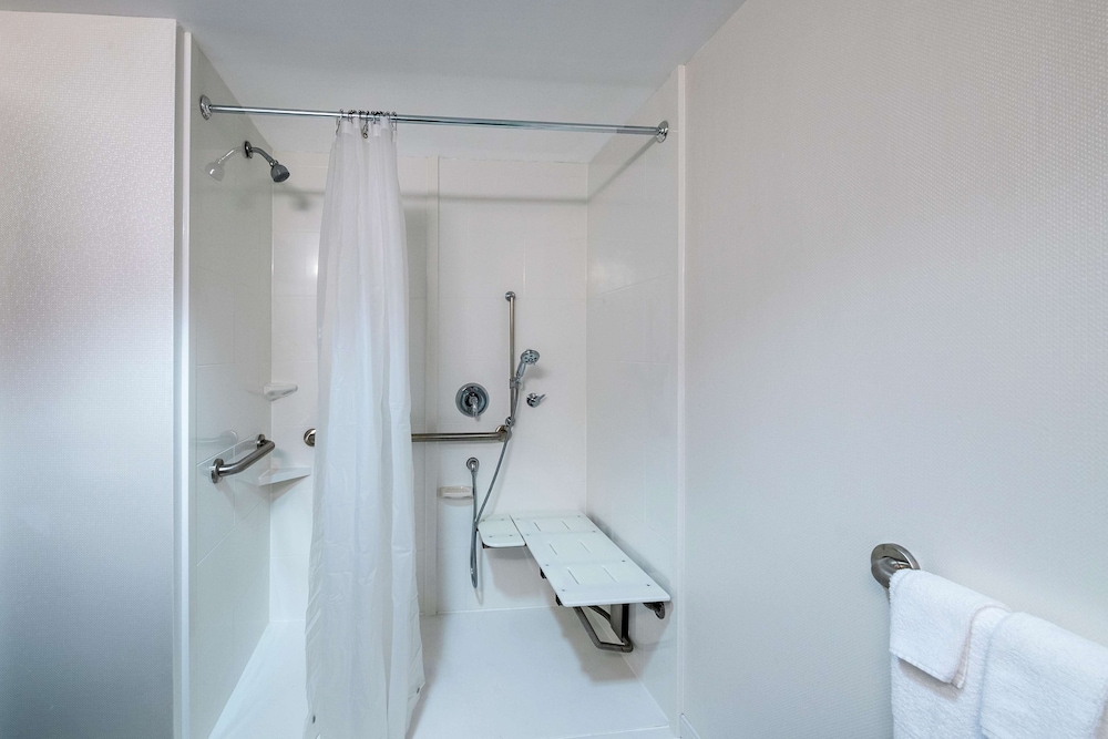 Hampton Inn Gainesville - photo 9