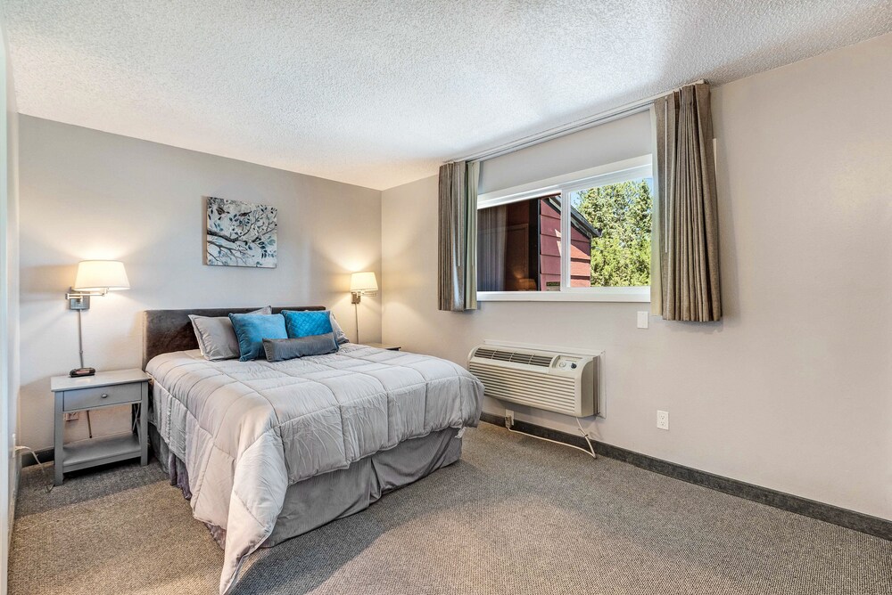 Bend Riverside Inn & Suites - photo 97