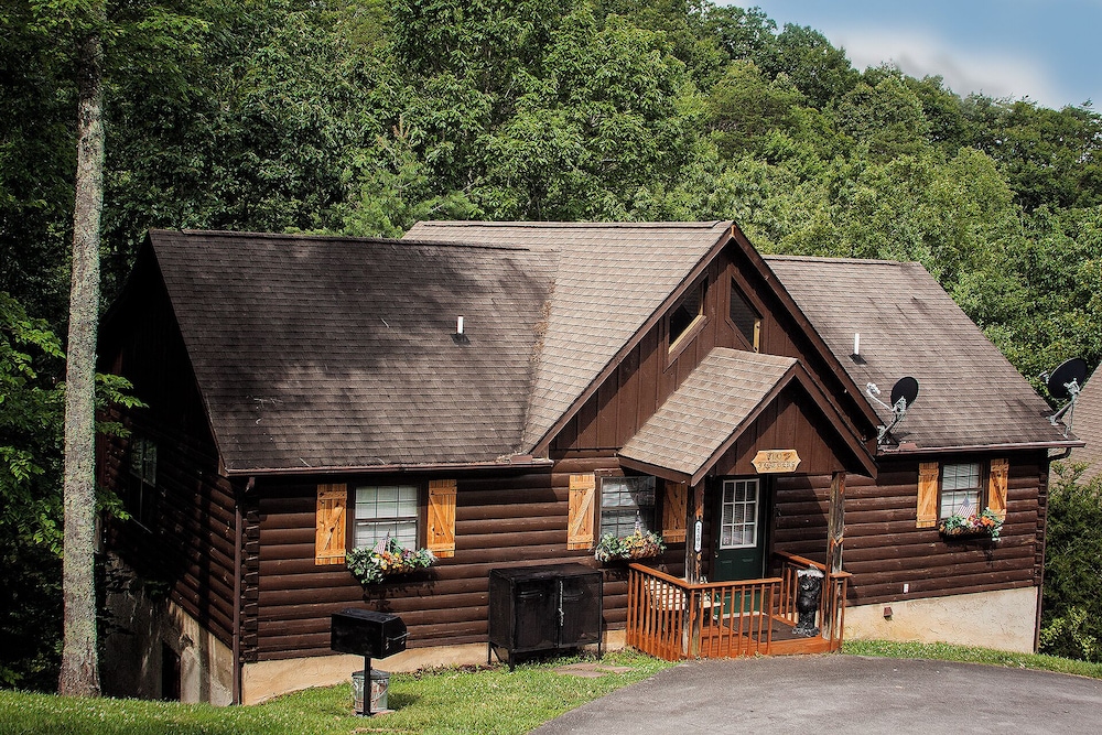 Idyllic Cabin with Hot Tub Less Than 2 Mi to Dollywood — 4-Star Luxury Hotel in Sevierville, United States