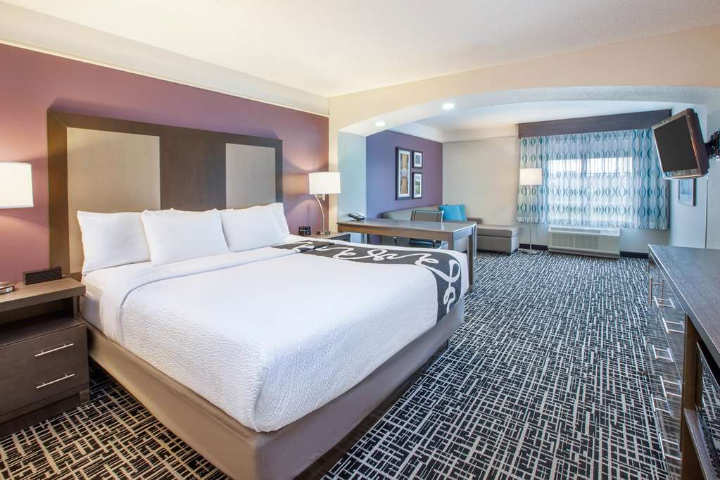 La Quinta Inn & Suites by Wyndham Cincinnati Airpt Florence - photo 17