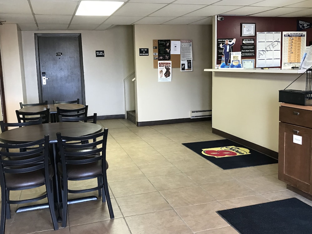 Super 8 by Wyndham Redfield - photo 4