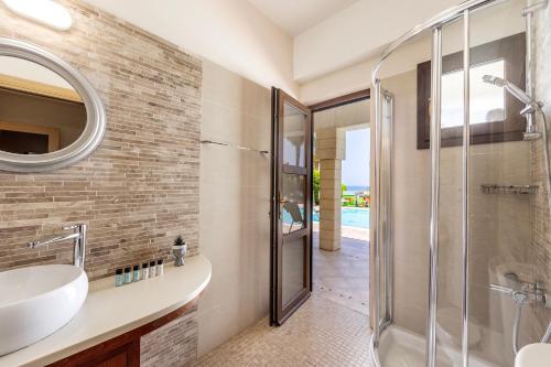 SunnyVillas: 4BR SeaFront Villa Private Pool BW44 — 4-Star Luxury Hotel in Protaras, Cyprus