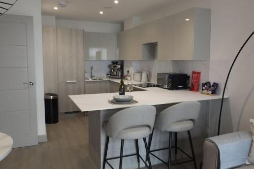 Entire Prestige Apartment in Poole Quay Free Parking Fast WiFi Smart TV & Netflix — 4-Star Luxury Hotel in Poole, United Kingdom