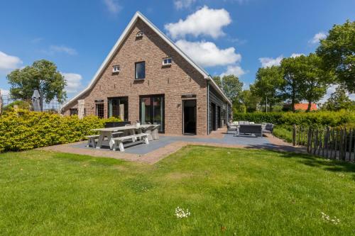 Welcome in Vakantiehuis 't Zwartje met ruime tuin I Lepelstraat 18B — 4-Star Luxury Hotel in Domburg, Netherlands