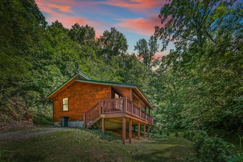Smoky Mountains Hut Tub Cabin Dog Friendly — 4-Star Luxury Hotel in Sevierville, United States