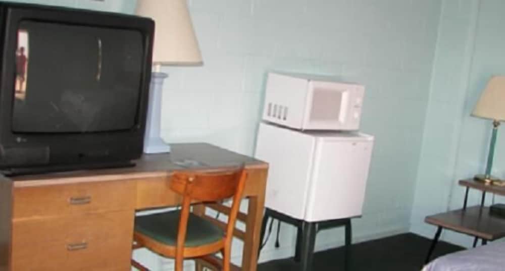 Holiday Host Motel - photo 5