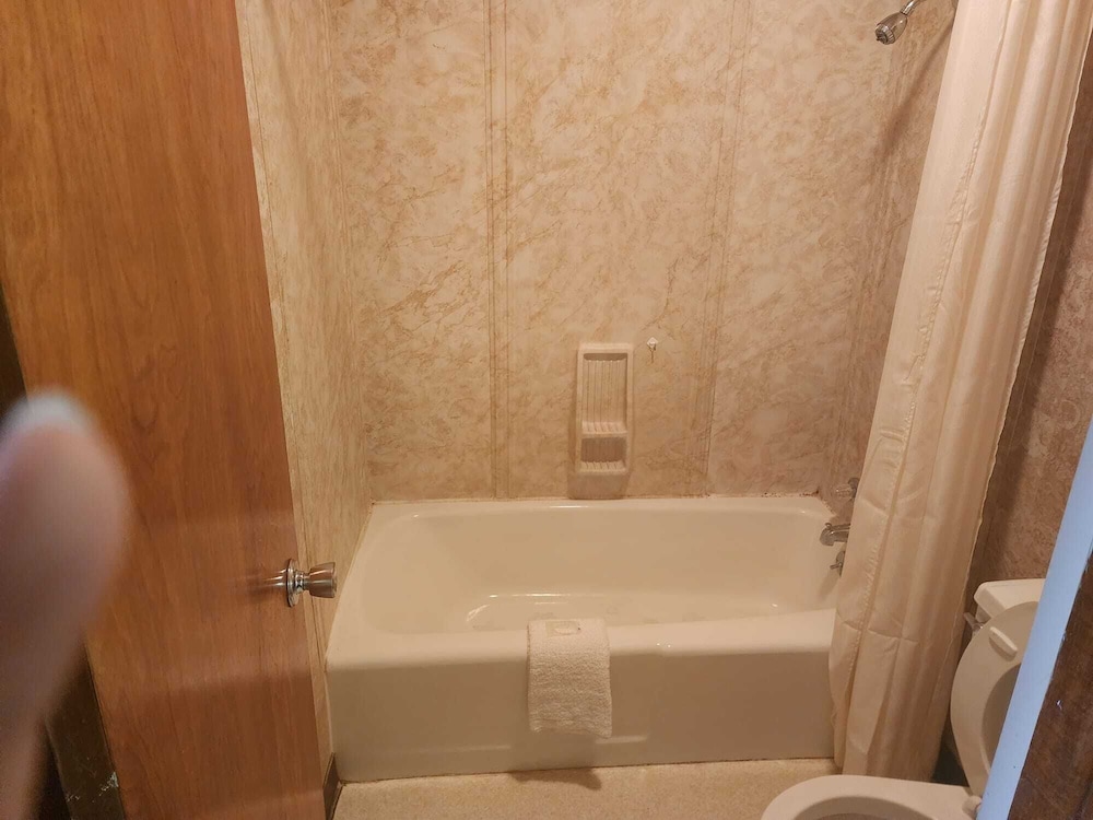 First Inn By OYO Quinter Hwy 70 - photo 18