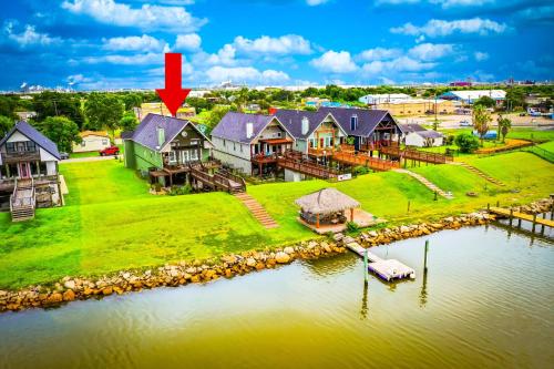 Luxury Waterfront Home Family and Pet Friendly Near Surfside Beach 11 Mins — 4-Star Luxury Hotel in Freeport, United States