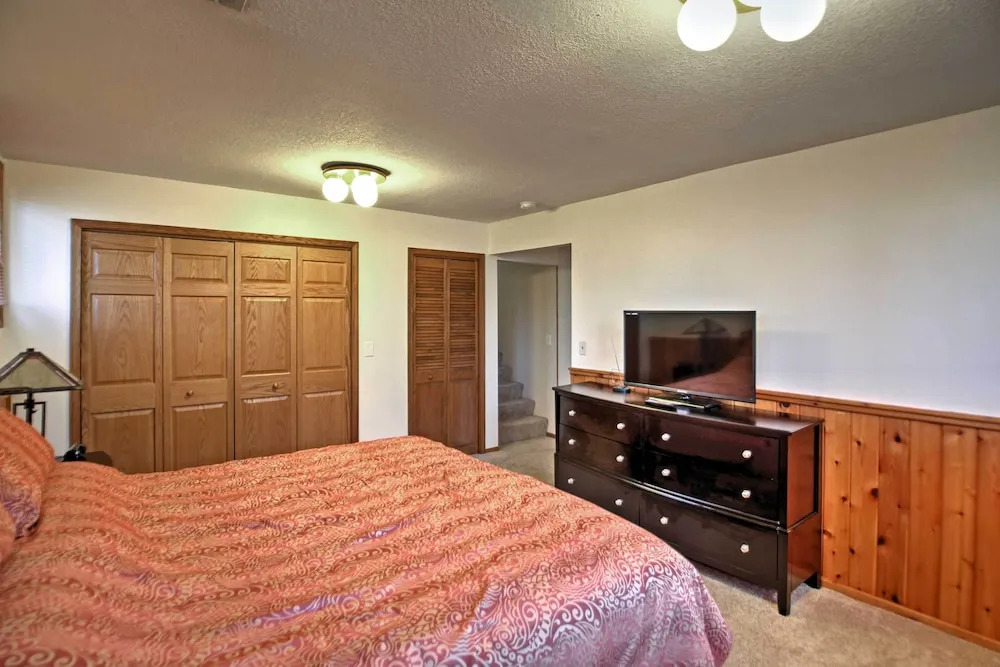 Quaint Duluth Hideaway with Private Fenced In Yard in Duluth, United States