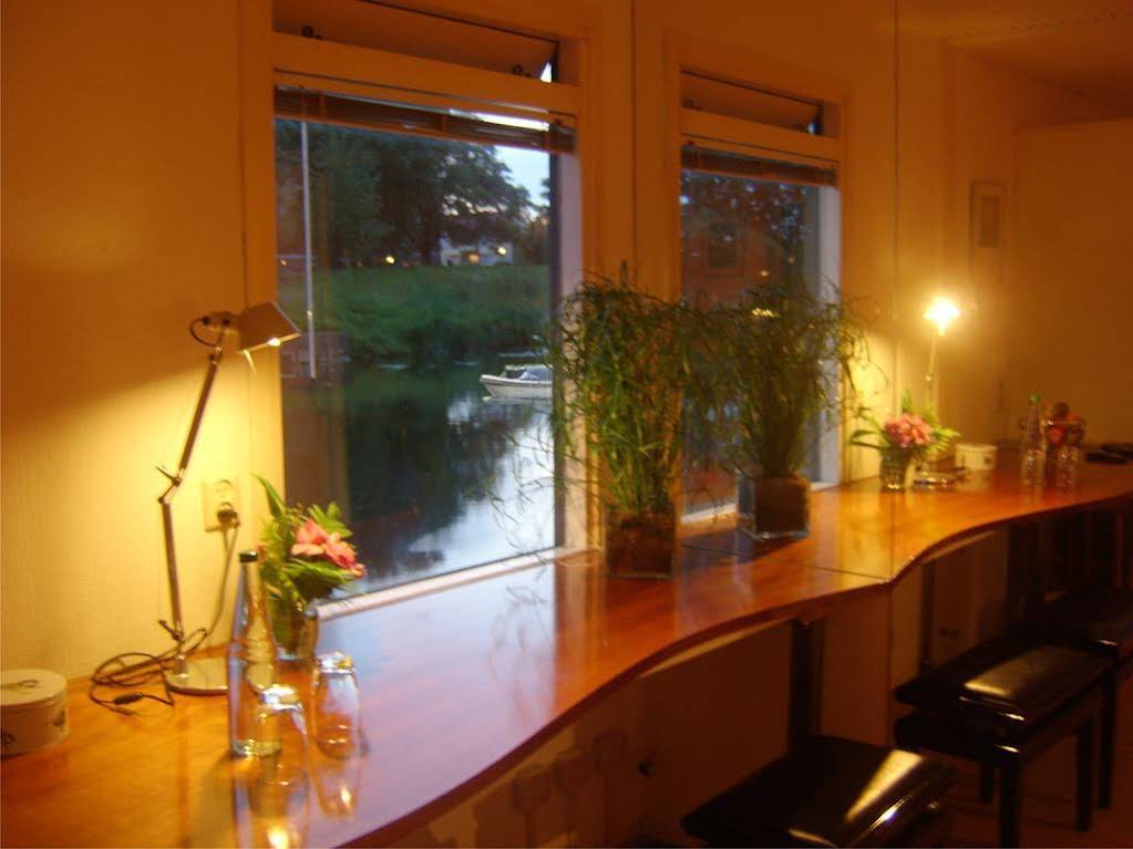 Bed and Breakfast Woonboot Harmony